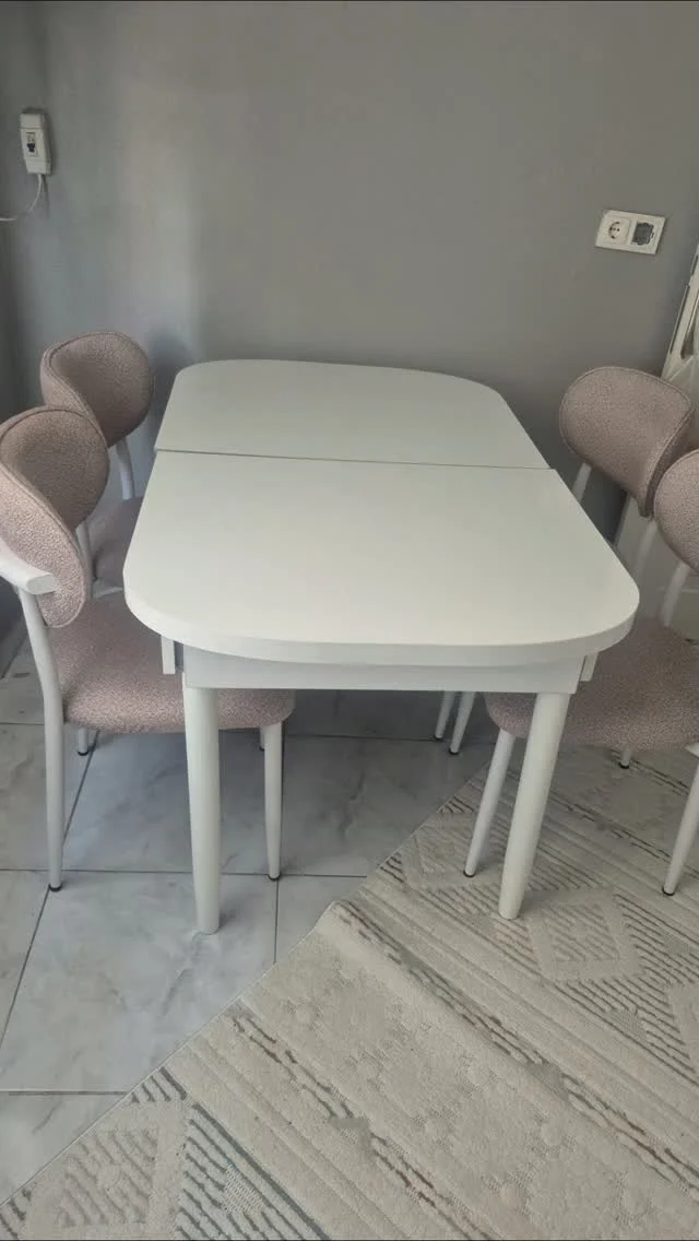 Sıfırdan farksız yemek masası ve sandalyeleri